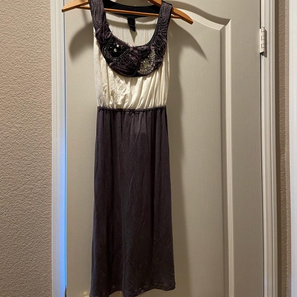 Beautiful collared sleeveless dress